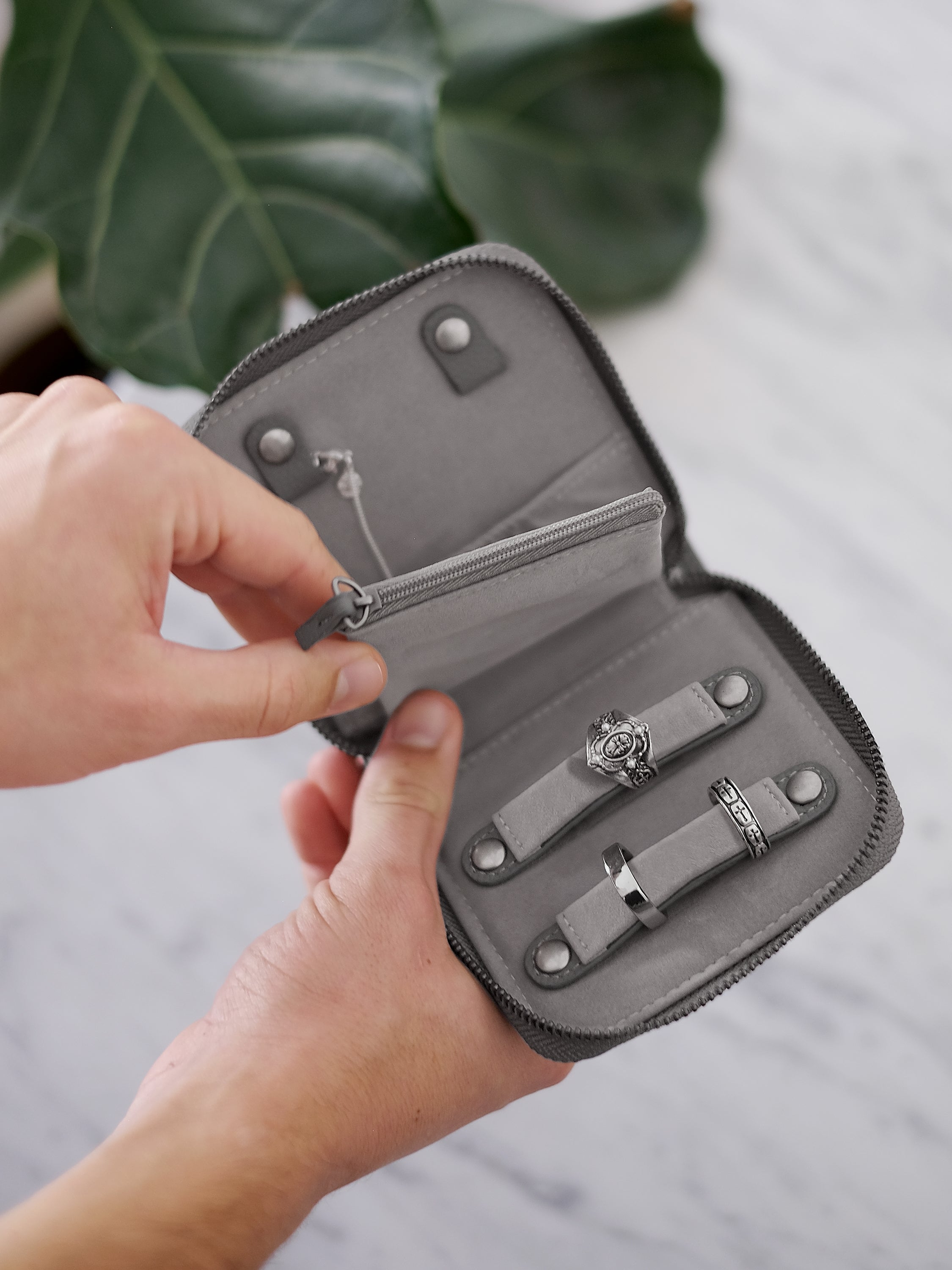 Stackers Compact Jewellery Roll Donkergrijs