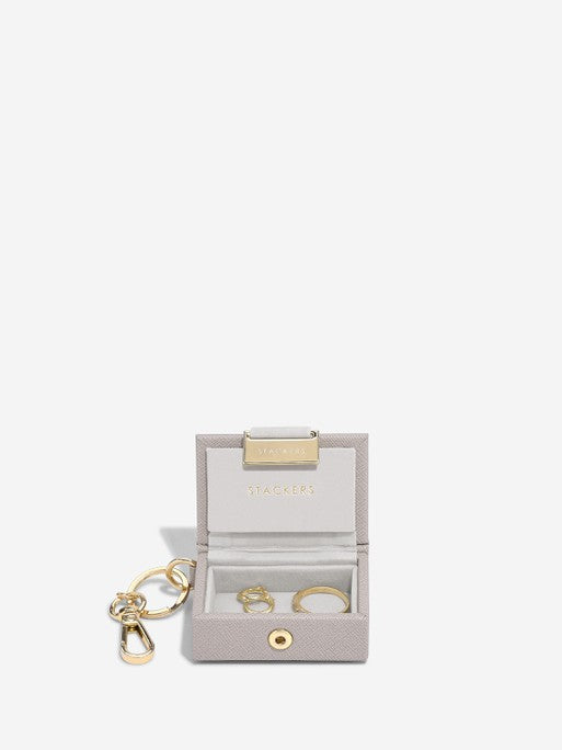 Stackers Juwelendoos Sleutelhanger in Decoratieve Kerstbal Taupe