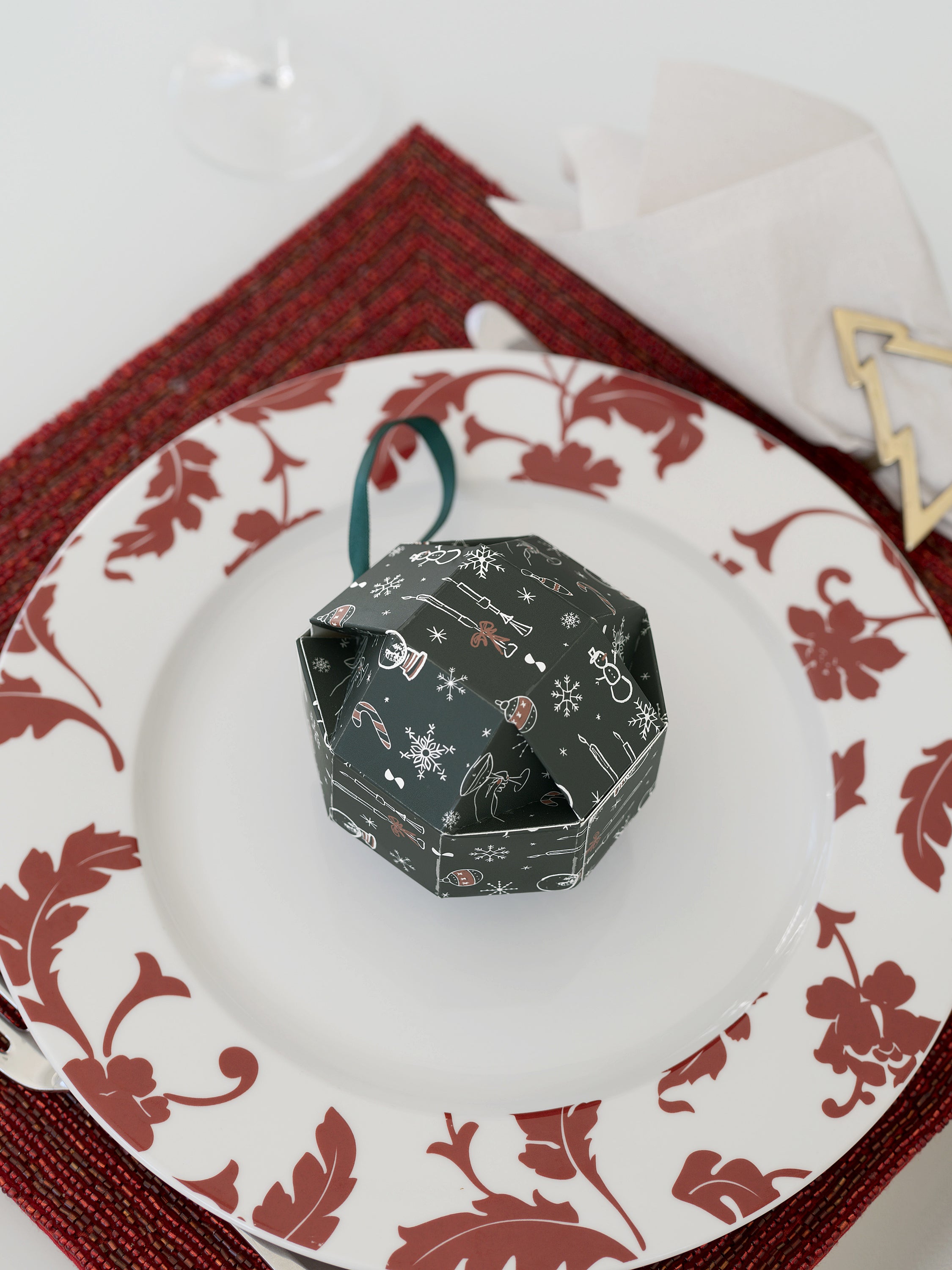 Stackers Juwelendoos Sleutelhanger in Decoratieve Kerstbal Taupe