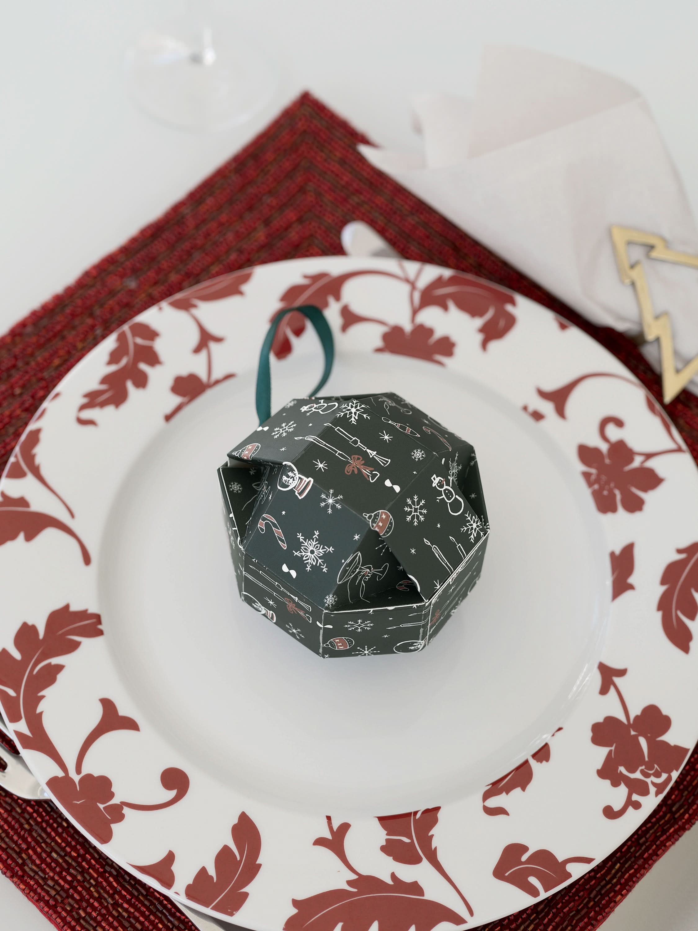 Stackers Jewellery Box Keychain in Decorative Christmas Ball Taupe