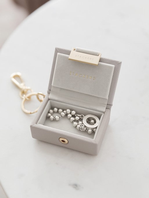 Stackers Juwelendoos Sleutelhanger in Decoratieve Kerstbal Taupe
